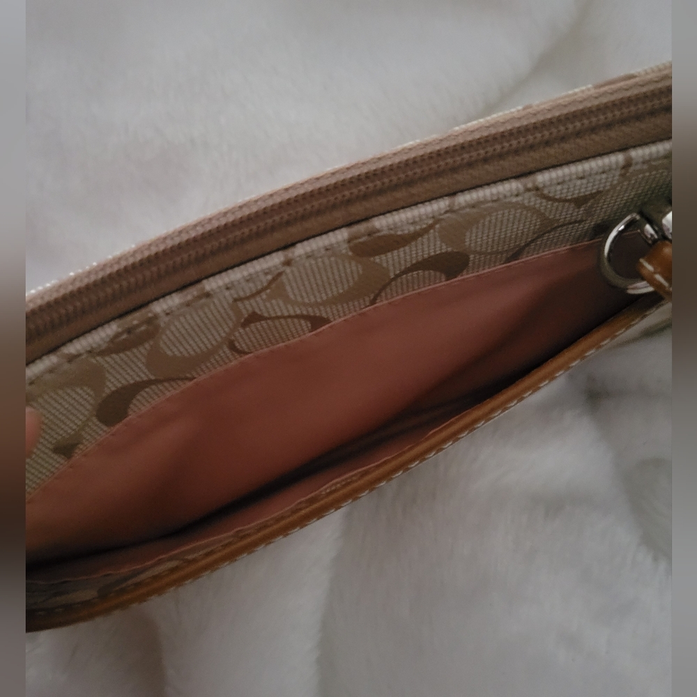 Coach Chelsea Signature wristlet - Picture 5 of 10